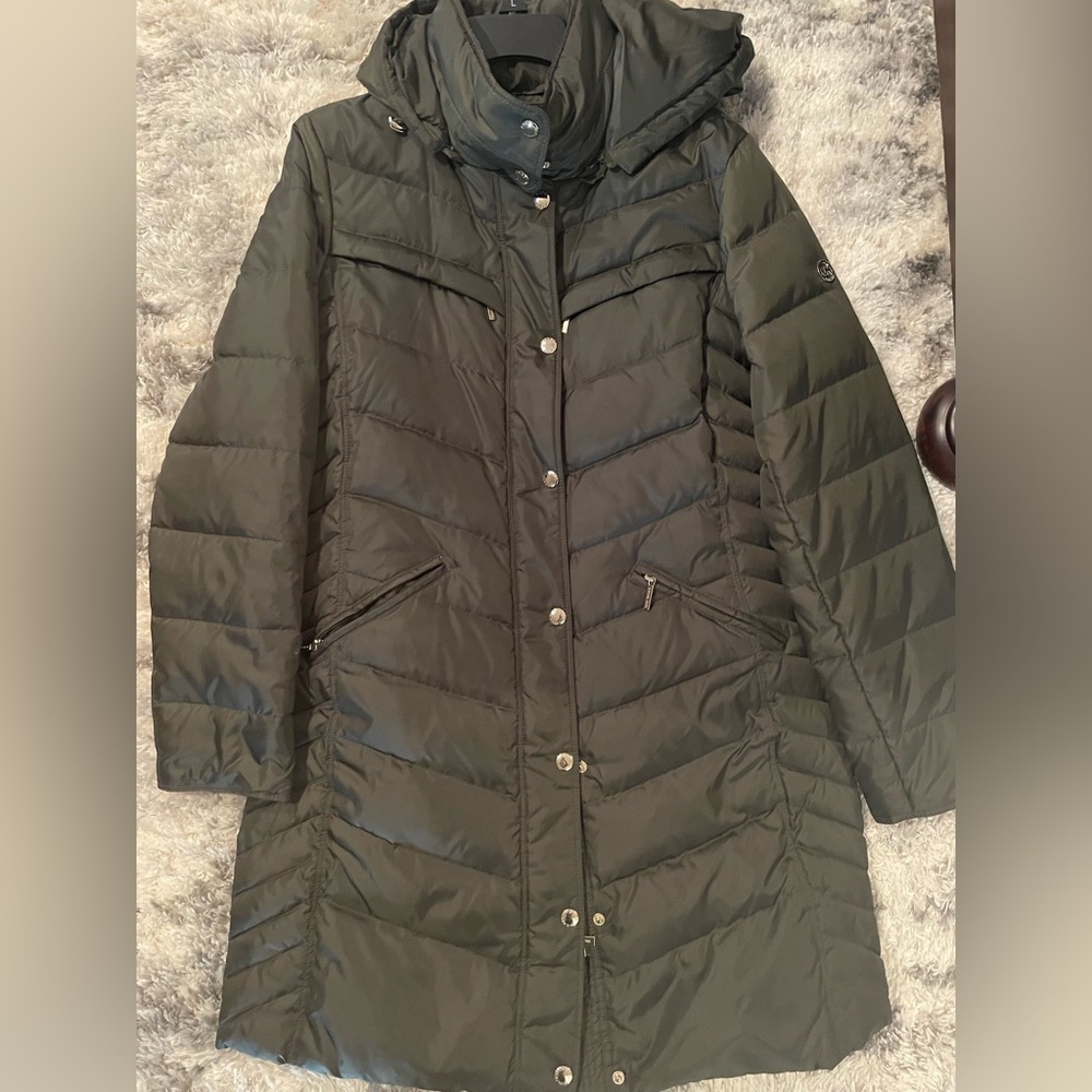 Michael Kors Women's Puffer Hooded Coat. Size M. Worn once. Excellent condition.